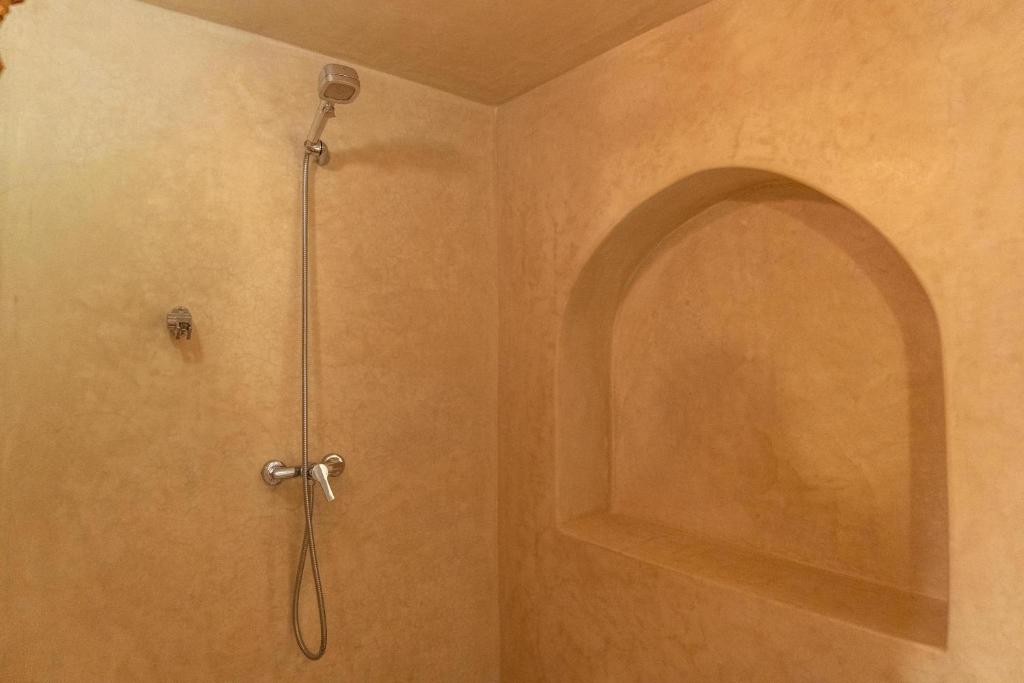 une douche avec pommeau de douche dans une salle de bain dans l'établissement Dar khadija, à Essaouira 22 autres photos