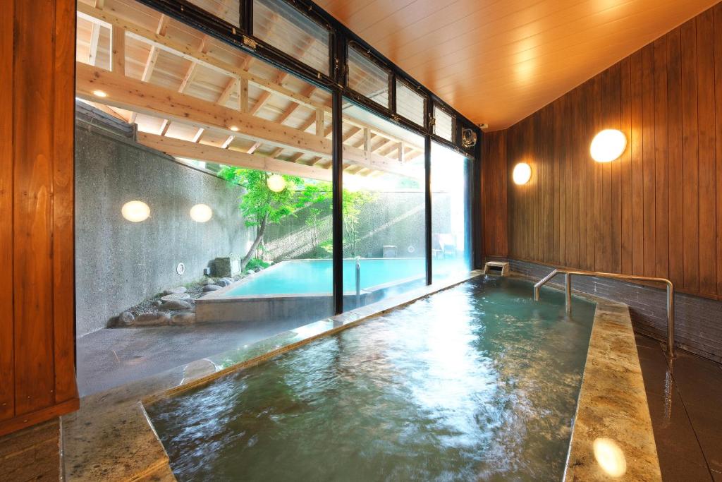 - une piscine dans une maison avec une grande fenêtre dans l'établissement Hotel Hanaan, à Nikkō 65 autres photos
