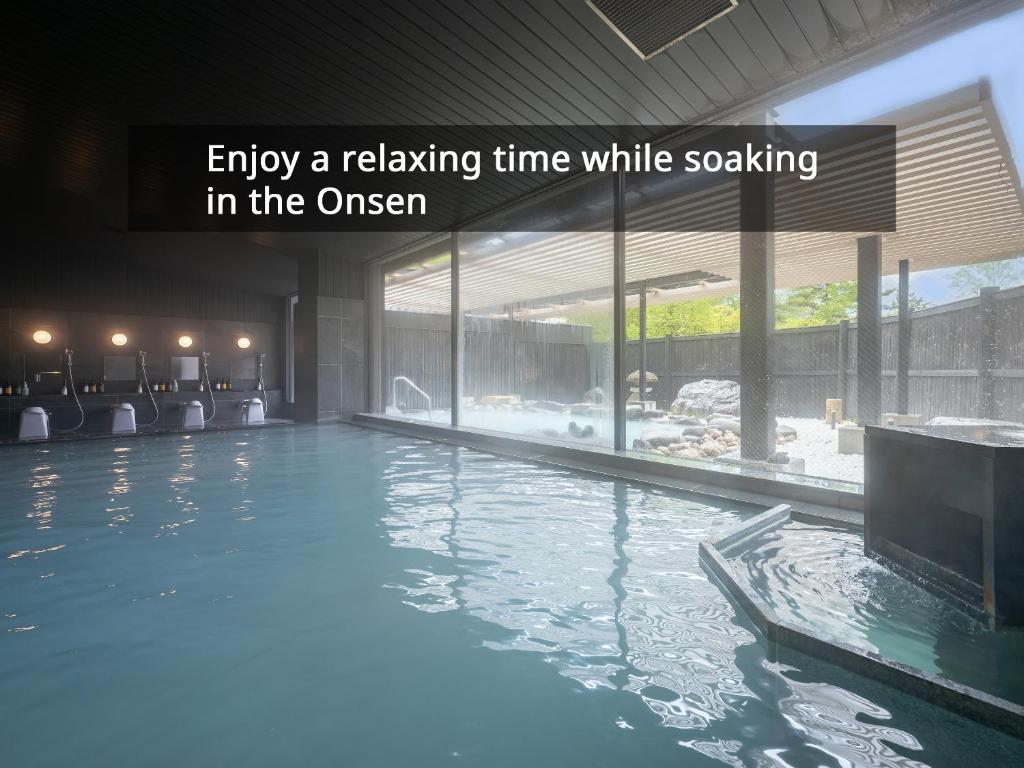 une piscine intérieure avec salle de détente avec les mots « profitez d'un moment de détente » dans l'établissement KAMENOI HOTEL Okunikko, à Nikkō