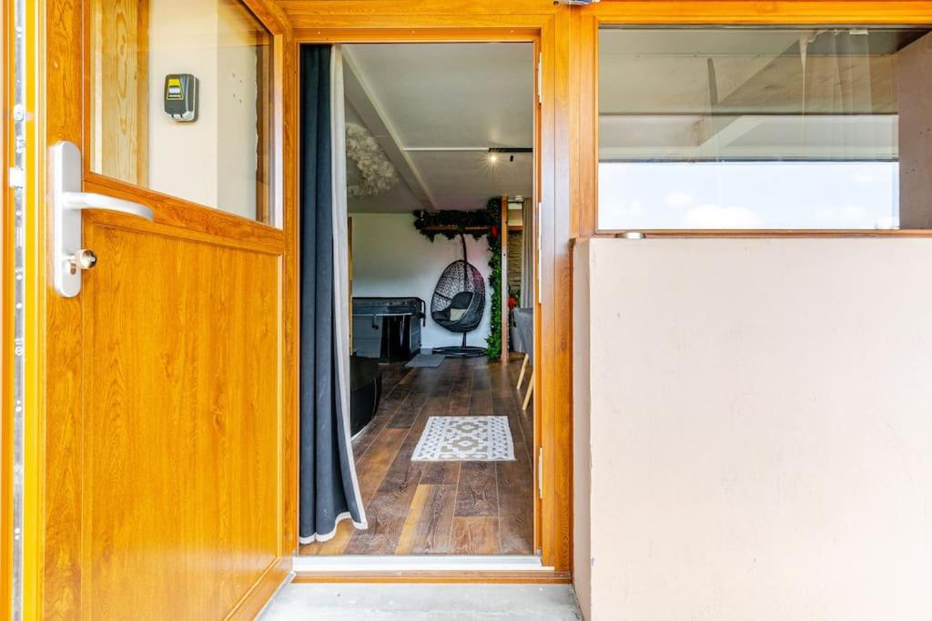 une porte ouverte menant à une chambre avec couloir dans l'établissement Le 36/Espace bien-être privatif, à Bellevaux