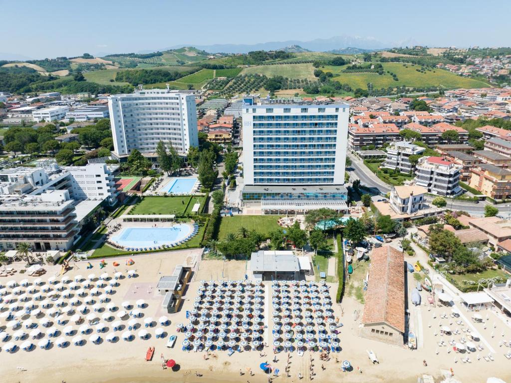 - une vue aérienne sur un complexe avec une plage et des bâtiments dans l'établissement Hermitage Hotel, à Silvi Marina