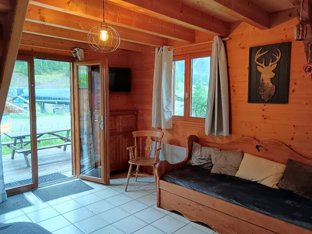 Cette chambre comprend un lit dans une cabane en bois. dans l'établissement ChaletauxOrres au pied des pistes et skis aux pieds, aux Orres