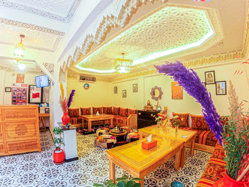 un salon avec un canapé et une table dans l'établissement Riad Dar Yassine, à Marrakech