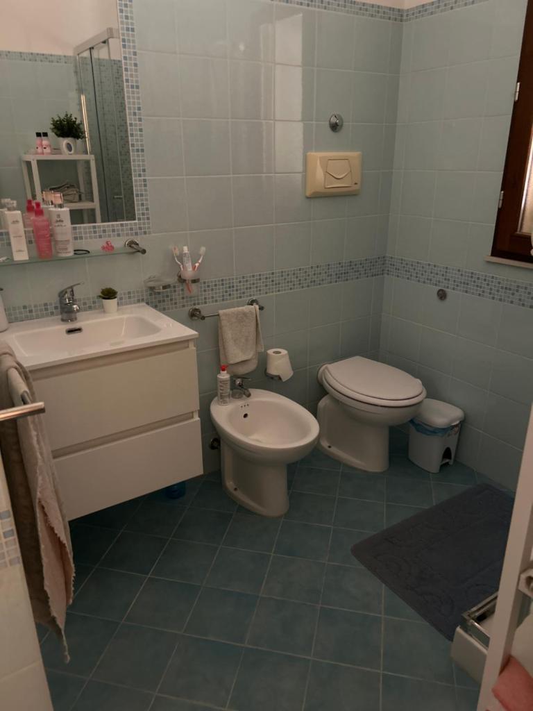 une salle de bain avec toilettes et lavabo dans l'établissement Villa mari&amuri, à Noto