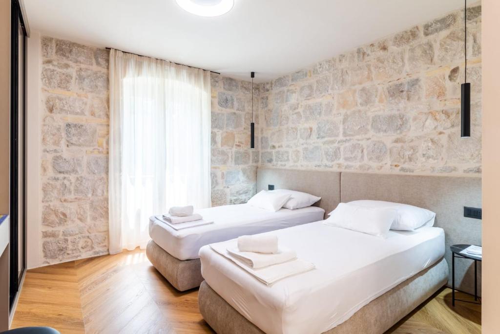 Apartment Centre In Stone House 8