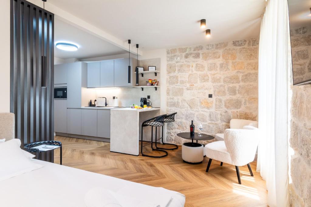 Apartment Centre In Stone House 4
