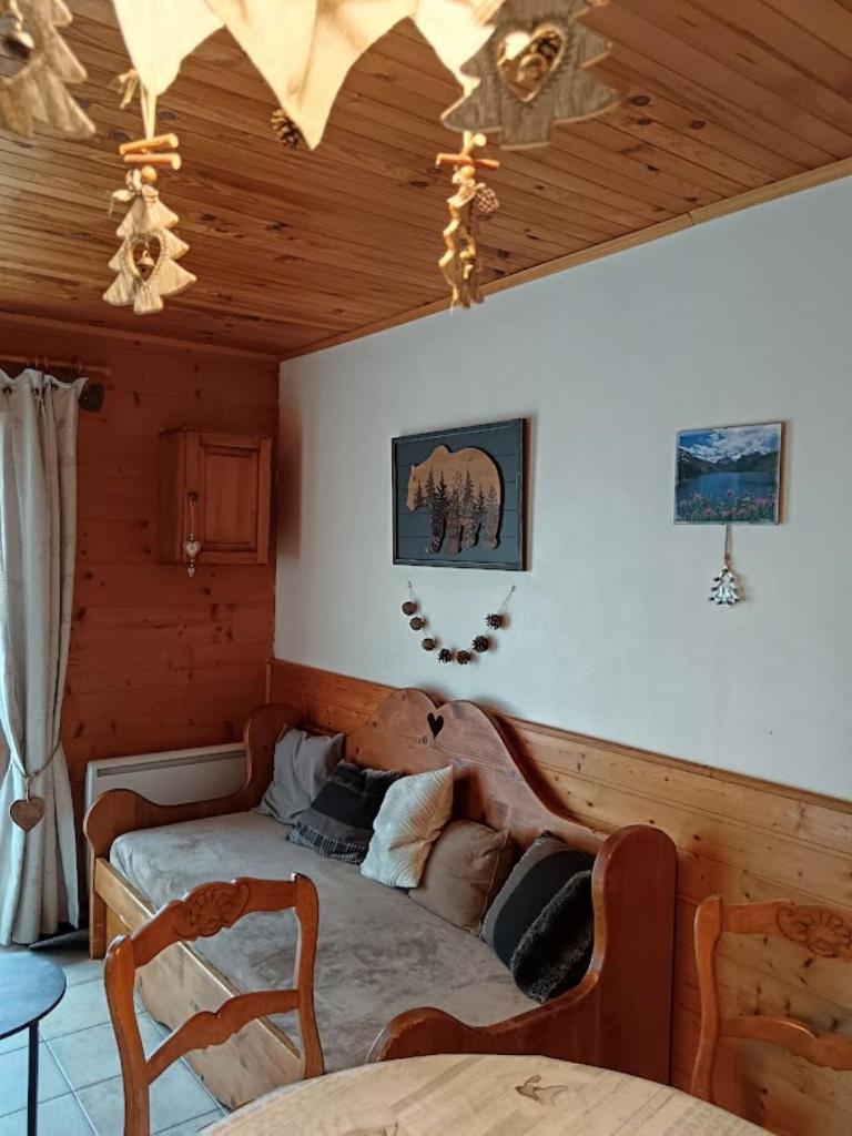 une chambre avec un lit et un plafond en bois dans l'établissement ChaletauxOrres au pied des pistes et skis aux pieds, aux Orres