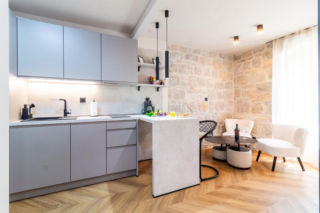 Apartment Centre In Stone House 8