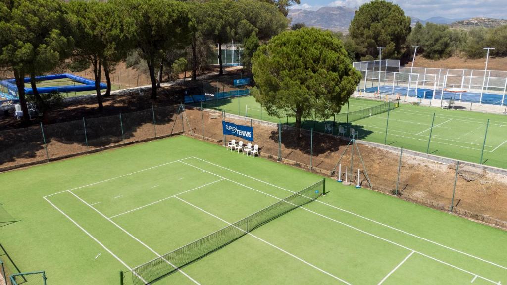 - une vue sur un court de tennis avec 2 courts dans l'établissement Mangia's Torre Del Barone Resort & SPA, à Sciacca