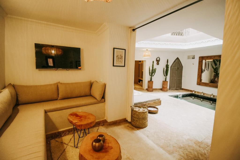 un salon avec un canapé et une table dans l'établissement Riad Shabi Kasbah, à Marrakech