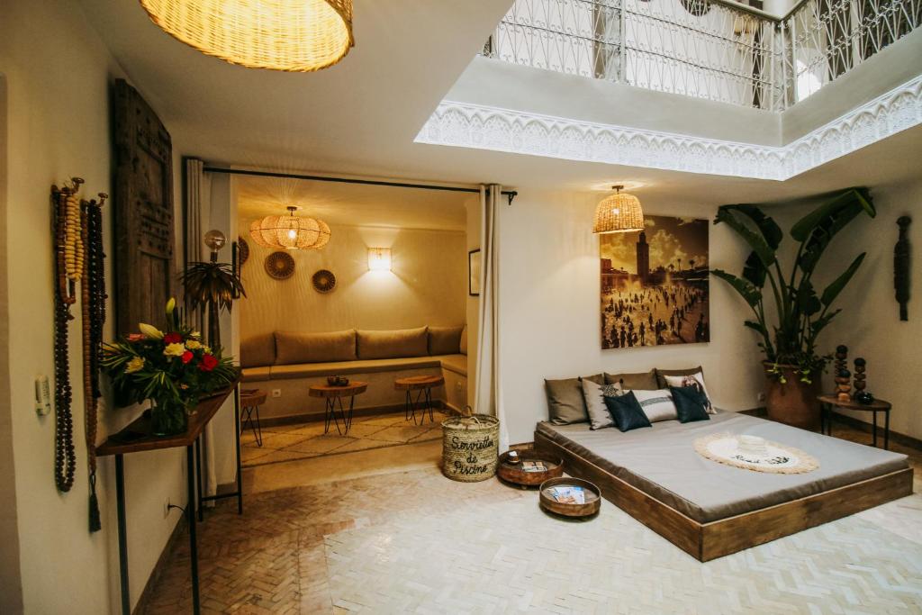 un salon avec un lit et un canapé dans l'établissement Riad Shabi Kasbah, à Marrakech