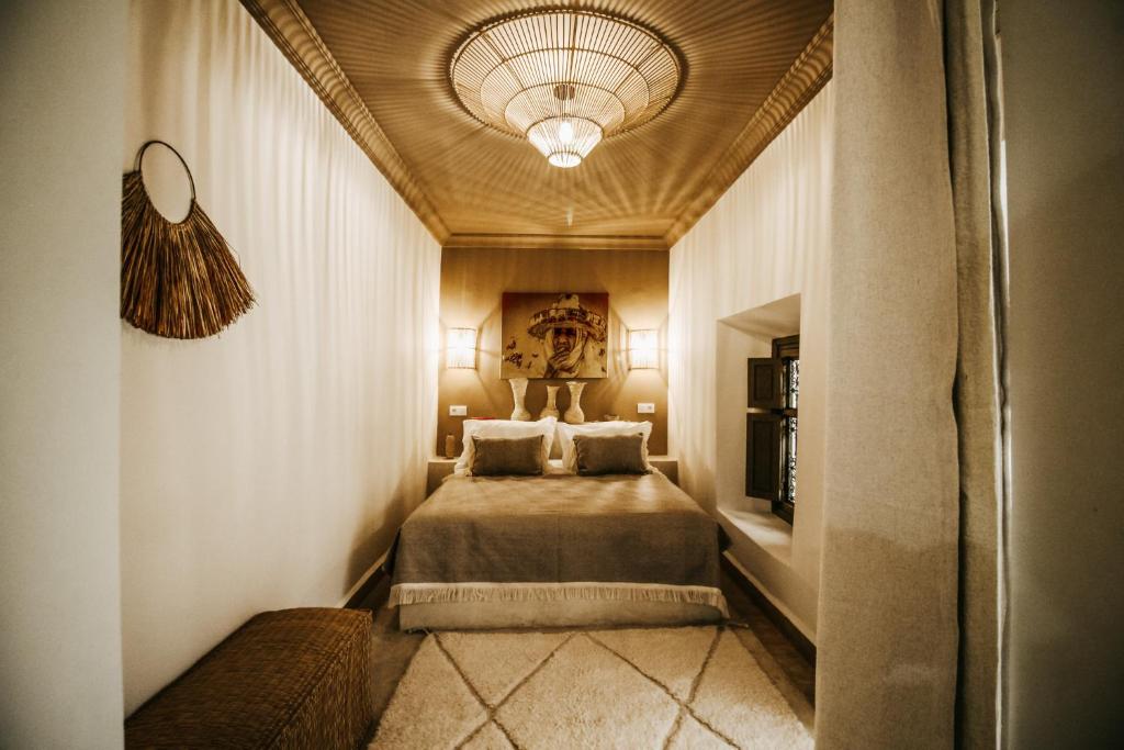 une chambre avec un lit et un plafond dans l'établissement Riad Shabi Kasbah, à Marrakech 31 autres photos