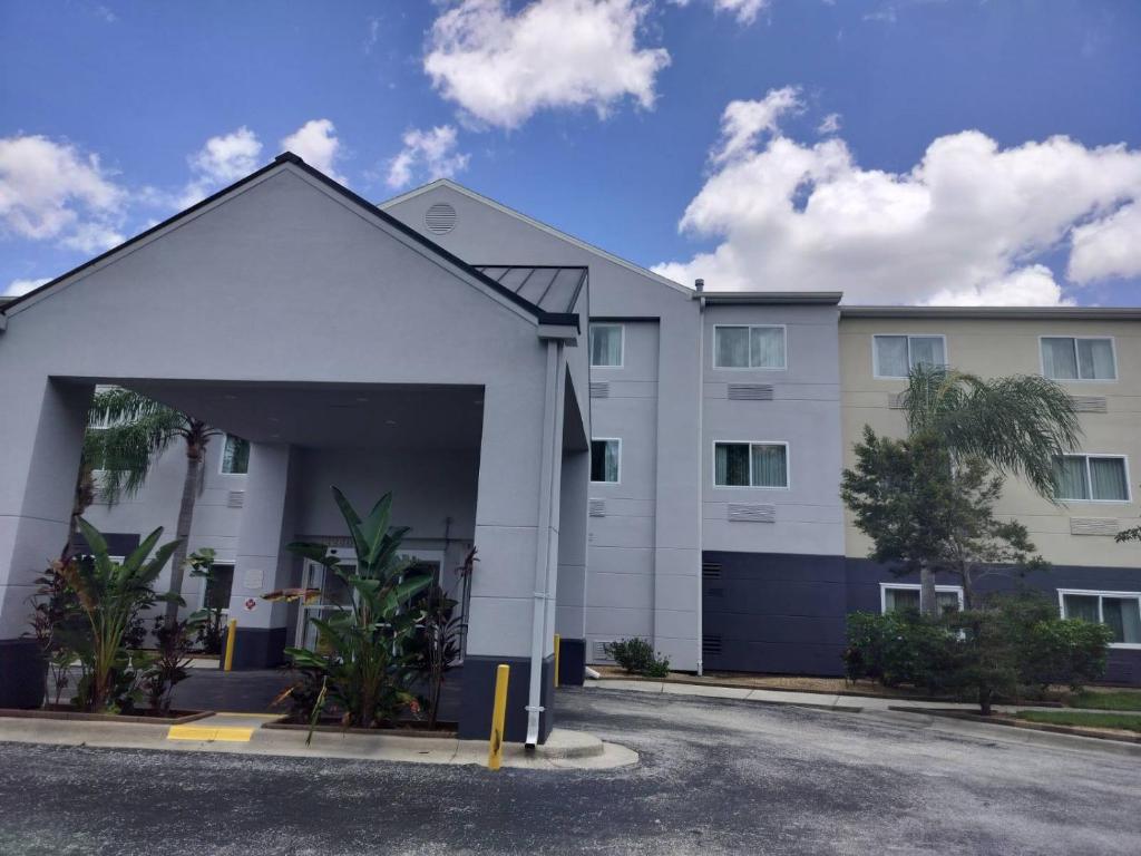Fairfield Inn and Suites by Marriott Tampa North Image
