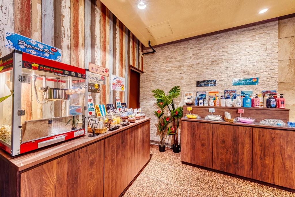 - un restaurant avec deux comptoirs où vous pourrez manger dans l'établissement HOTEL ATLANTIS NUMAZU -Adult Only, à Ashitaka