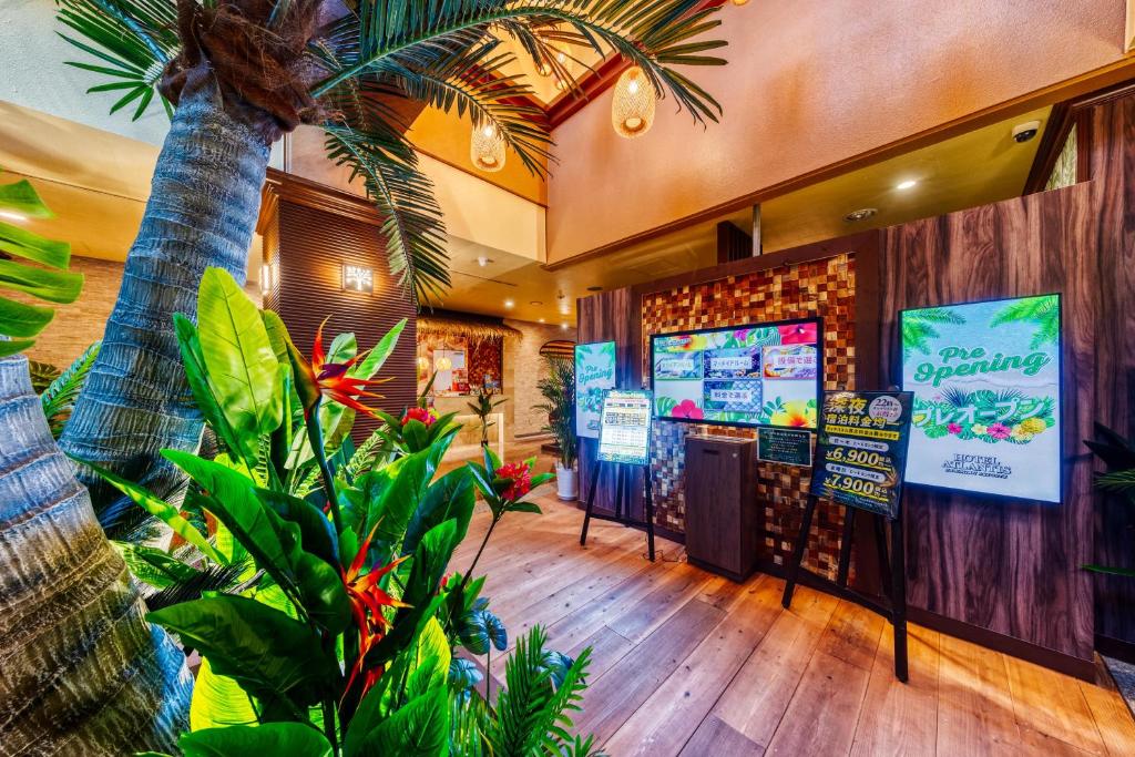 un restaurant avec un palmier et un bar dans l'établissement HOTEL ATLANTIS NUMAZU -Adult Only, à Ashitaka