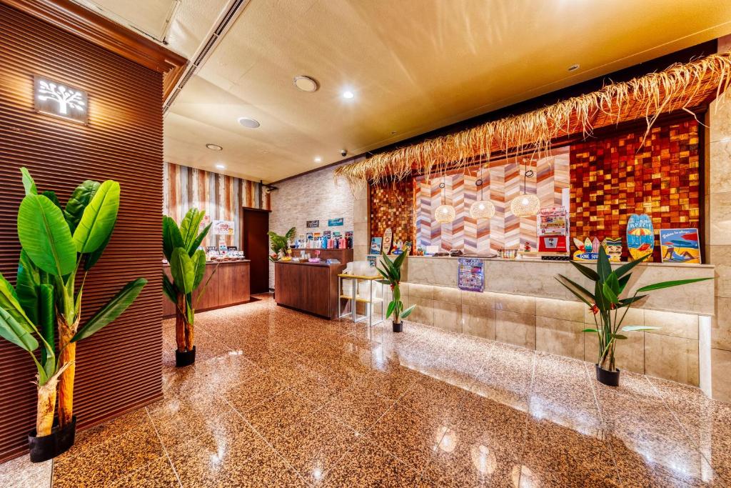un hall restaurant avec des plantes et un comptoir dans l'établissement HOTEL ATLANTIS NUMAZU -Adult Only, à Ashitaka