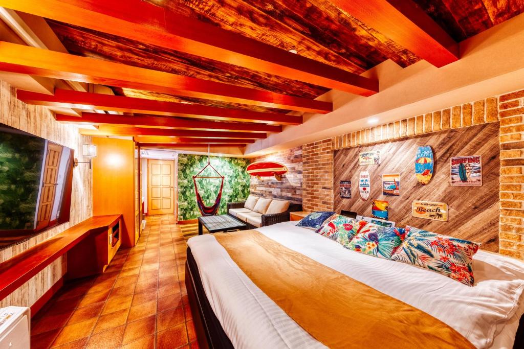 une chambre avec un grand lit dans une pièce dans l'établissement HOTEL ATLANTIS NUMAZU -Adult Only, à Ashitaka