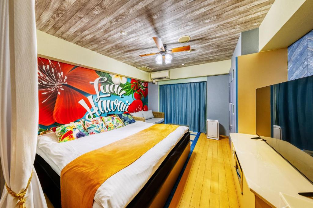 une chambre avec un lit et un tableau au mur dans l'établissement HOTEL ATLANTIS NUMAZU -Adult Only, à Ashitaka 27 autres photos