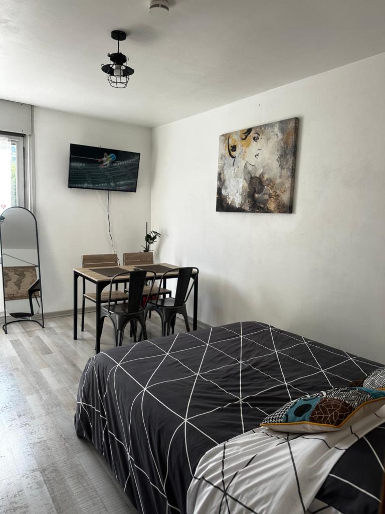 une chambre avec un lit, une table et des chaises dans l'établissement Castel de Roches, à Saint-Gervais-les-Bains