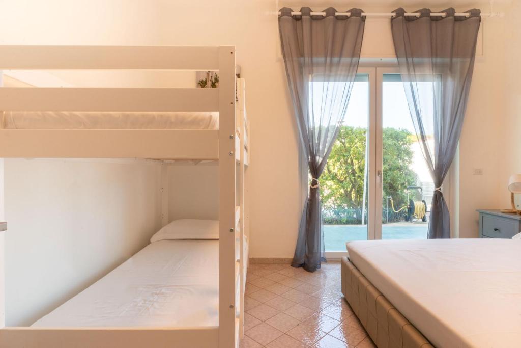 - une chambre avec 2 lits superposés et un balcon dans l'établissement Villa Mar Mar con piscina by Wonderful Italy, à Bari