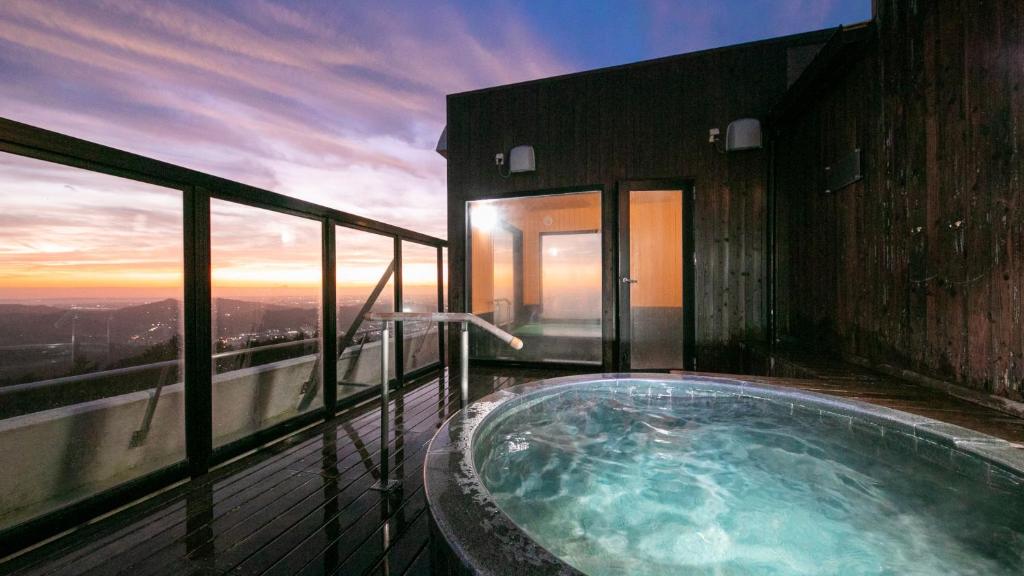 un bain à remous sur le balcon d'un bâtiment dans l'établissement Tennomaru, à Gamagori