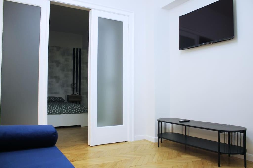 Comfort Corner - 1A 5