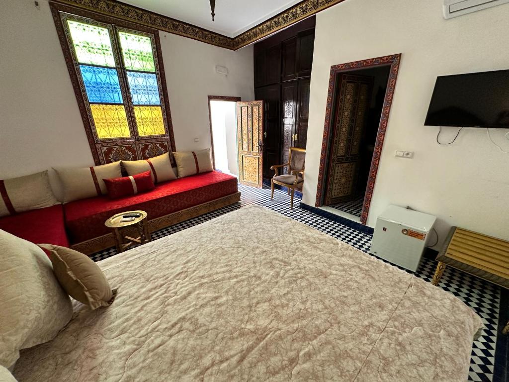 un salon avec un grand lit et un canapé dans l'établissement Riad Shama Fes, à Fès 37 autres photos