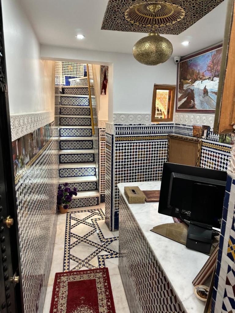 Cette chambre est dotée d'un escalier avec du carrelage et un escalier. dans l'établissement Riad Shama Fes, à Fès