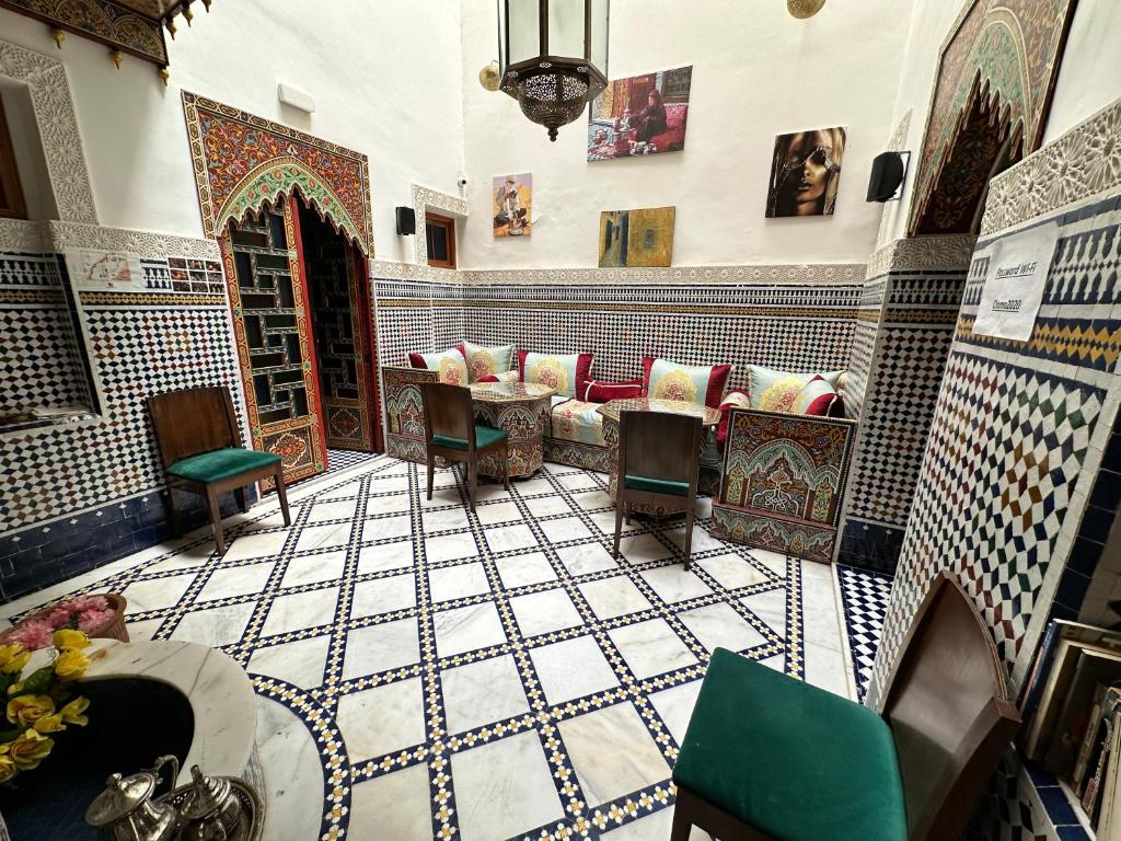 Cette chambre dispose d'une table, de chaises et de carrelage. dans l'établissement Riad Shama Fes, à Fès