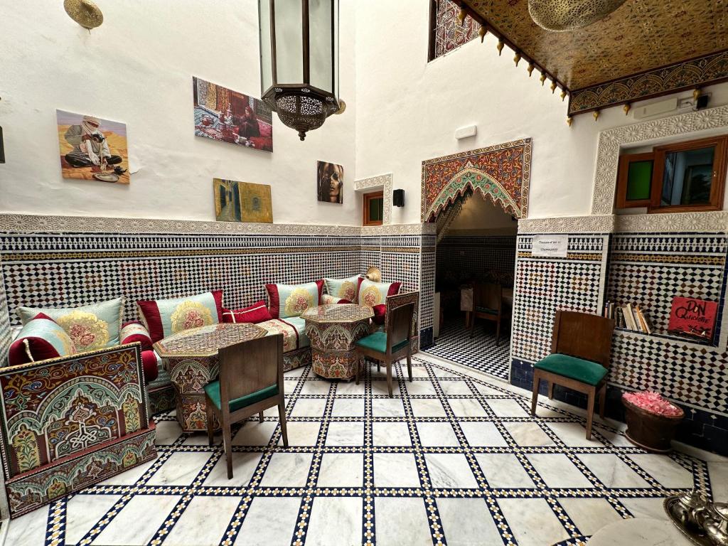 un patio avec tables et chaises dans un bâtiment dans l'établissement Riad Shama Fes, à Fès