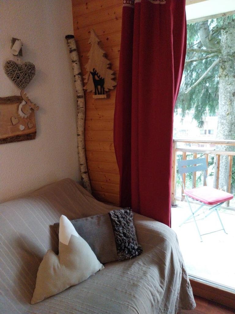 - une chambre avec un lit et une fenêtre avec une terrasse couverte dans l'établissement VALFREJUS - Appartement "L'Erable" Les Chalets de Florence 2 - Chaleureux et fonctionnel - plein centre à côté des télécabines - 4 à 7 pers, à Valfréjus