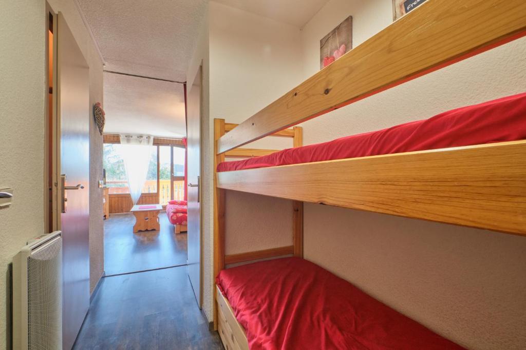- une chambre avec 2 lits superposés et un salon dans l'établissement La montagne, à Les Deux Alpes