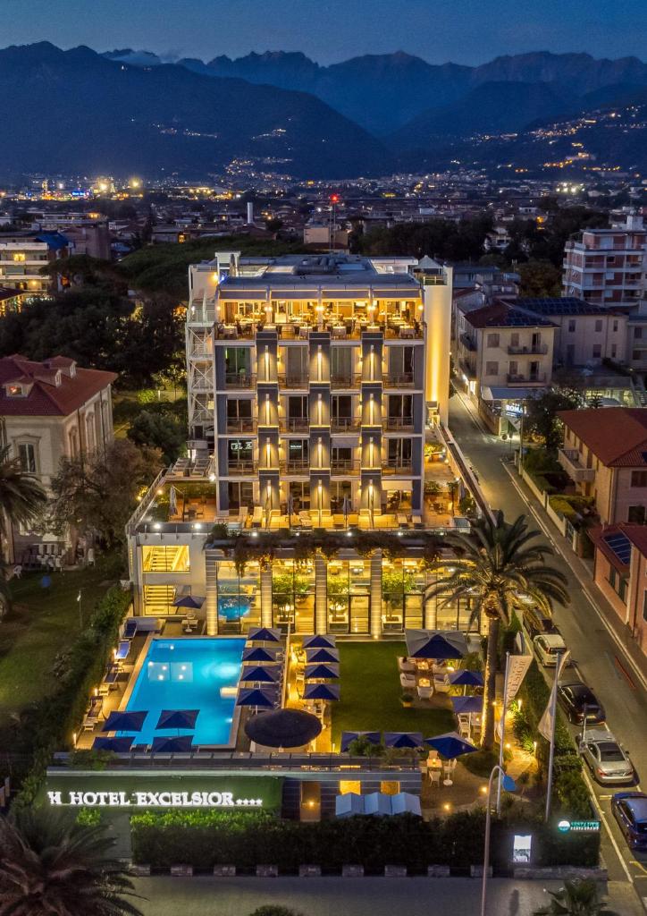une vue aérienne d'un hôtel avec piscine dans l'établissement Hotel Excelsior, à Marina di Massa