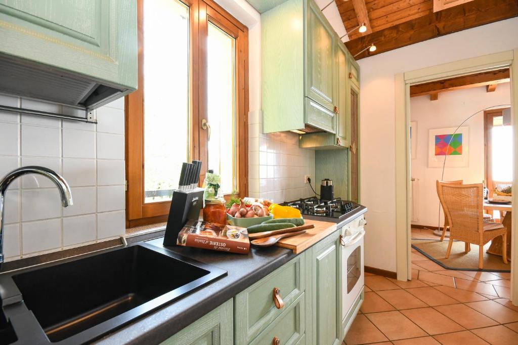 une cuisine avec un évier et un plan de travail dans l'établissement Villa Rondine - Villa mit beheiztem Pool, à Salò