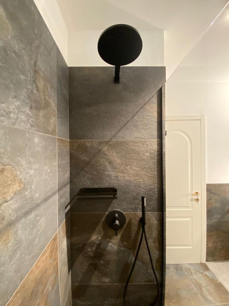 une salle de bain avec une lumière noire sur le mur dans l'établissement Villa Rondine - Villa mit beheiztem Pool, à Salò