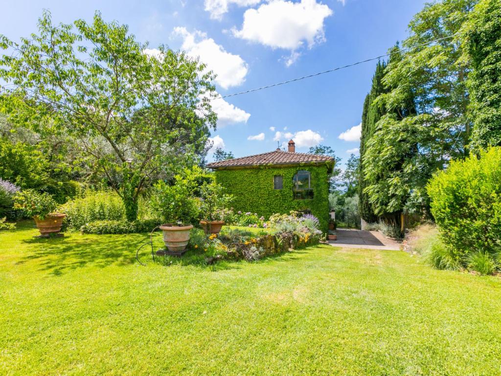 une maison verte avec une cour ornée de plantes dans l'établissement Villa Villa Vittoria by Interhome, à Pian di Scò