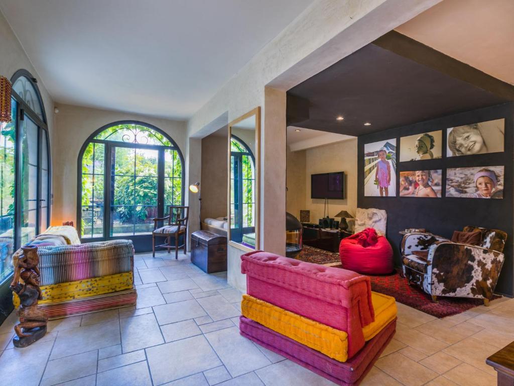 d'un salon avec un mobilier coloré et des fenêtres. dans l'établissement Villa Villa Vittoria by Interhome, à Pian di Scò