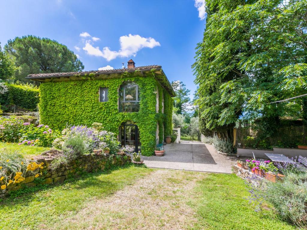 une maison couverte de lierre vert dans un jardin dans l'établissement Villa Villa Vittoria by Interhome, à Pian di Scò
