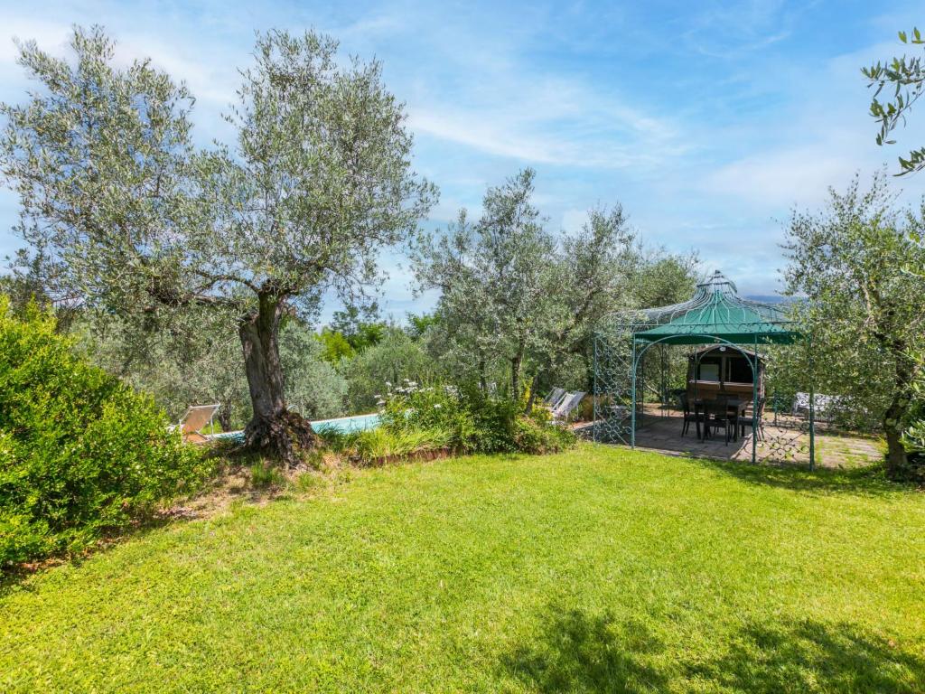 - un kiosque dans un parc avec une pelouse dans l'établissement Villa Villa Vittoria by Interhome, à Pian di Scò