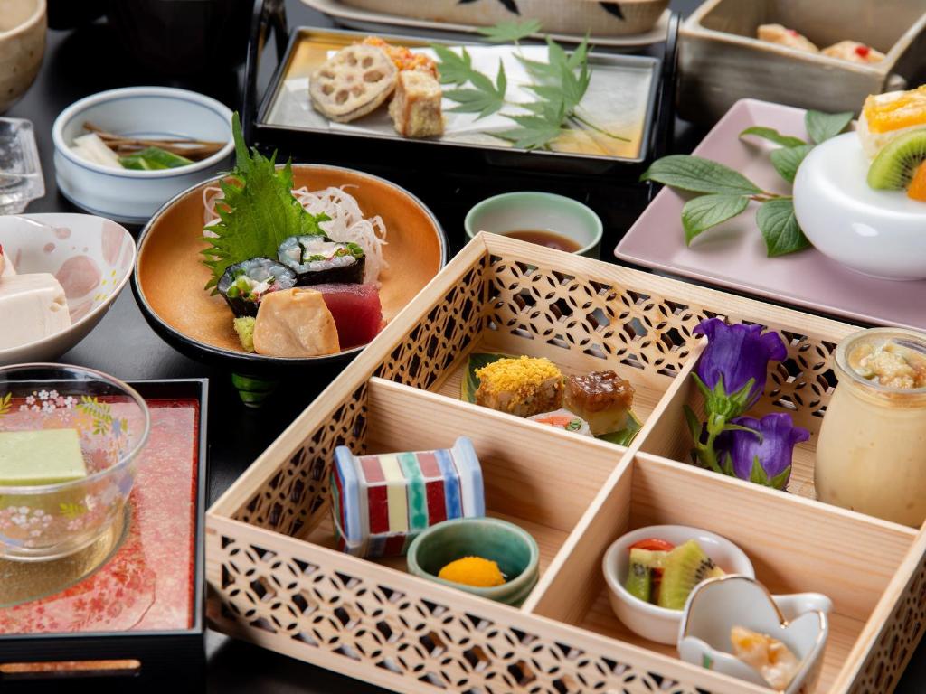 une table recouverte de bols et de assiettes de nourriture dans l'établissement Togakubo, à Isehara