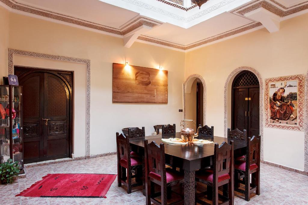 une salle à manger avec une table et des chaises dans l'établissement Riad La Kahana, à Marrakech