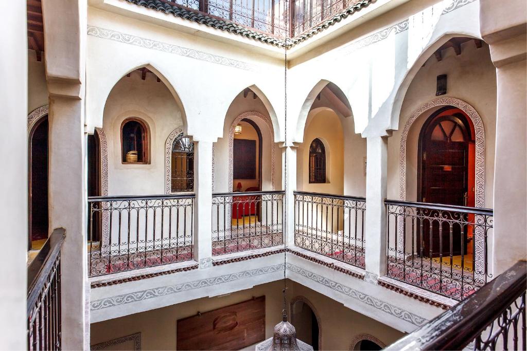 une image d'un bâtiment avec des balcons dans l'établissement Riad La Kahana, à Marrakech