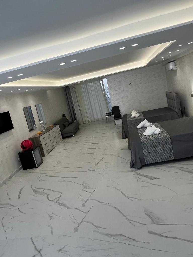- un salon avec un grand sol en marbre dans l'établissement Hotel Paladini, à Porto Cesareo 69 autres photos