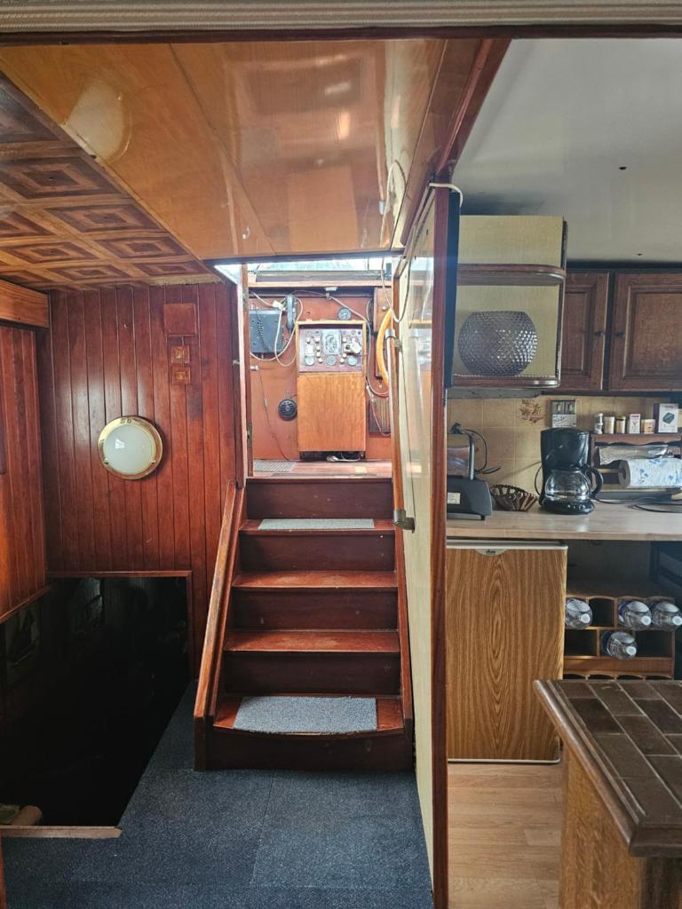un escalier dans un coin salon avec une cuisine et une cuisine dans l'établissement St Christopher, à Creil
