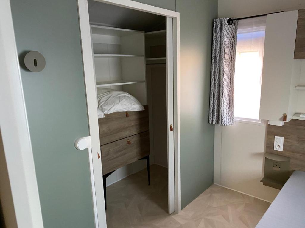 - une chambre avec une porte menant à un placard dans l'établissement Segur 9, à Saint-Raphaël