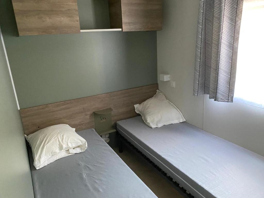 - 2 lits dans une petite chambre avec 2 oreillers dans l'établissement Segur 9, à Saint-Raphaël