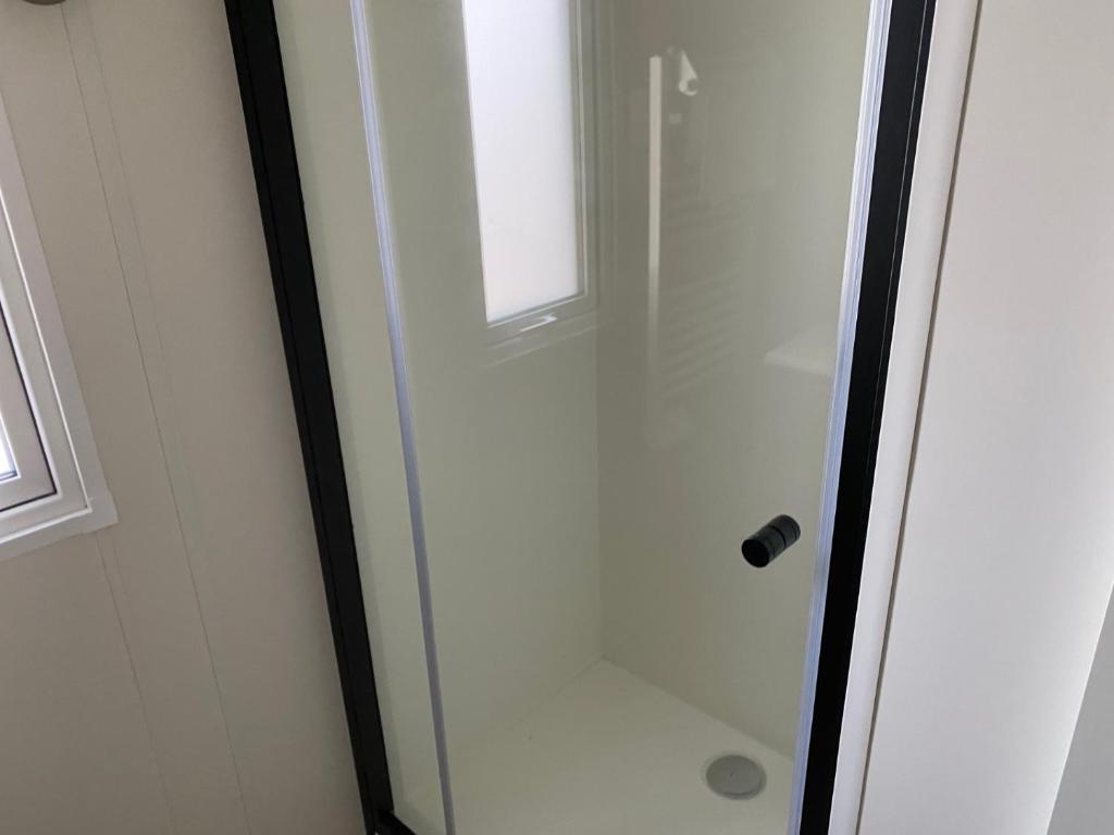 d'une douche avec une porte en verre et une fenêtre. dans l'établissement Segur 9, à Saint-Raphaël 13 autres photos