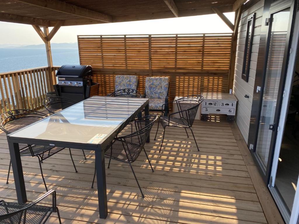 un patio avec une table, des chaises et un barbecue dans l'établissement Segur 9, à Saint-Raphaël