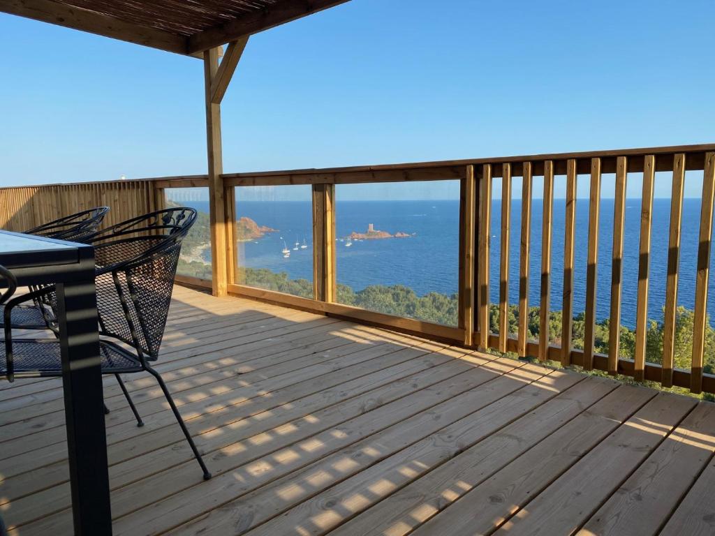 une terrasse avec vue sur l'océan dans l'établissement Segur 9, à Saint-Raphaël