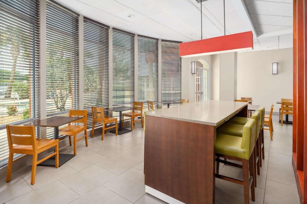 Country Inn & Suites by Radisson, Orlando Airport, FL Image